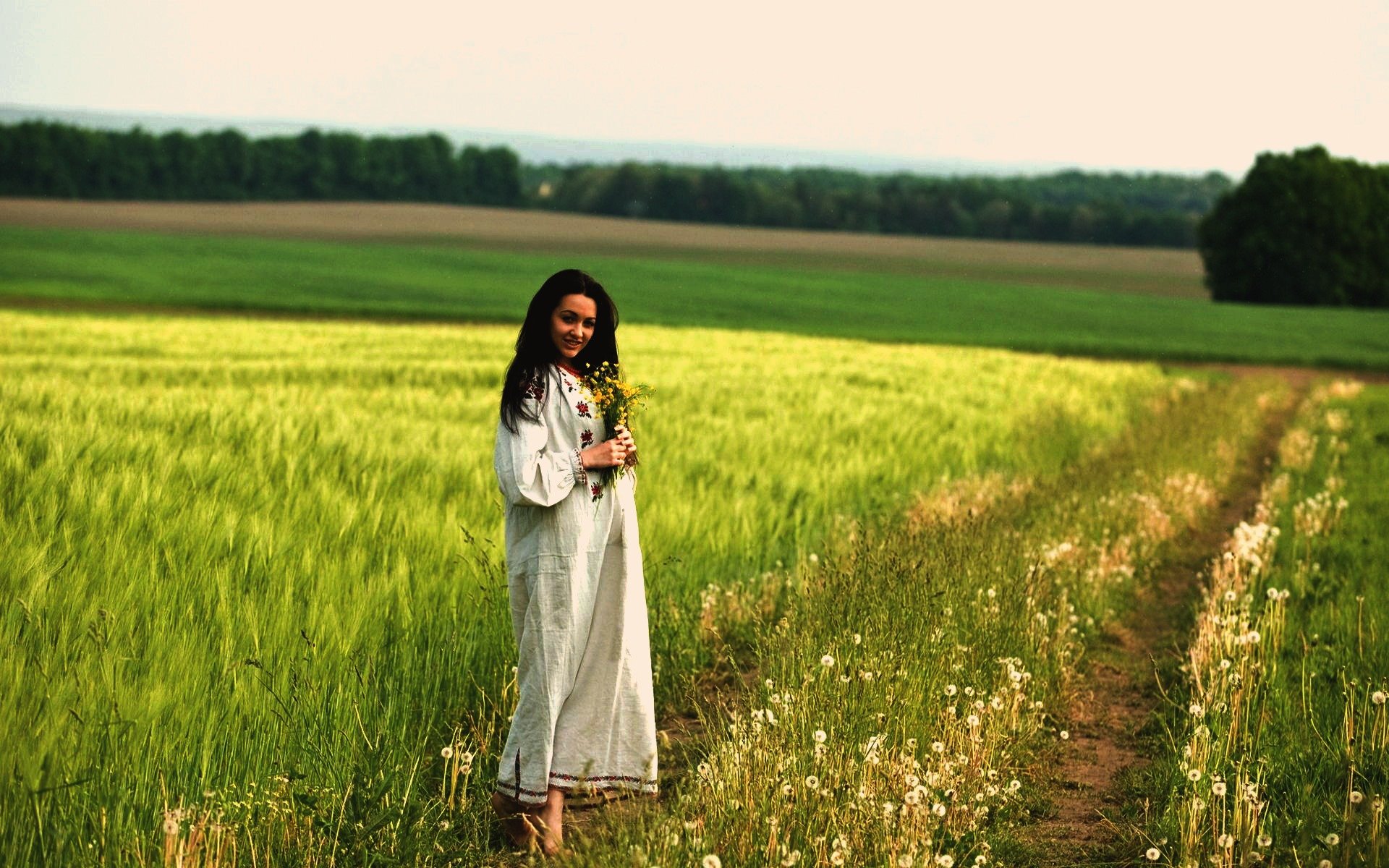 Women in Slavic costumes in Kermanshah