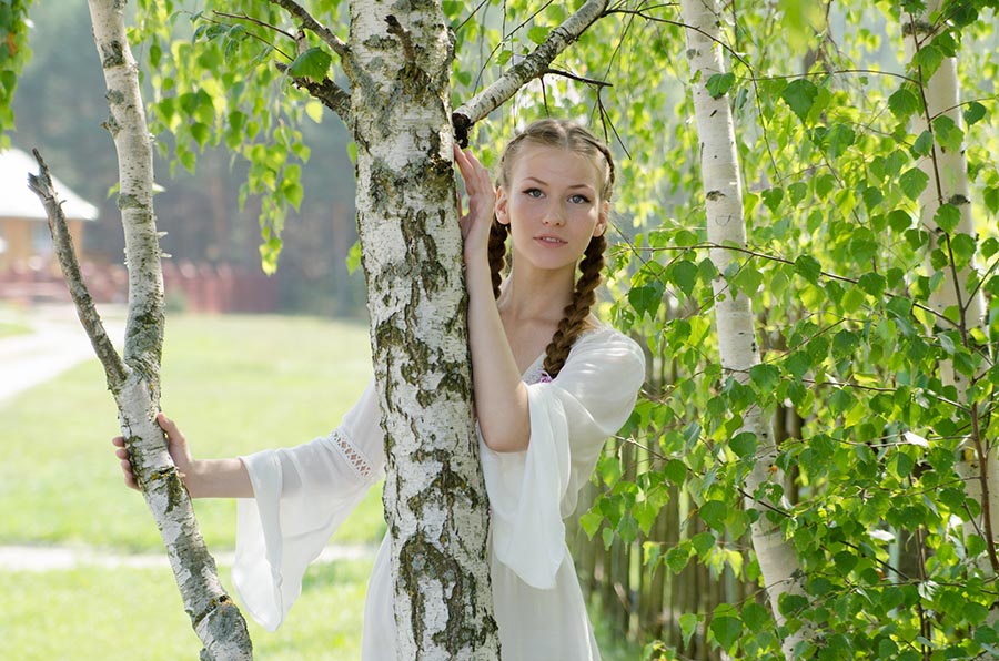 Women in Slavic costumes in Kermanshah