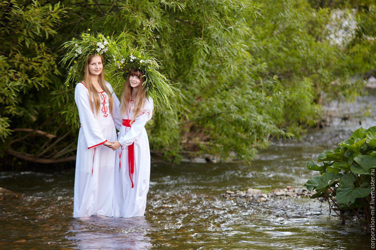 Women in Slavic costumes in Kermanshah