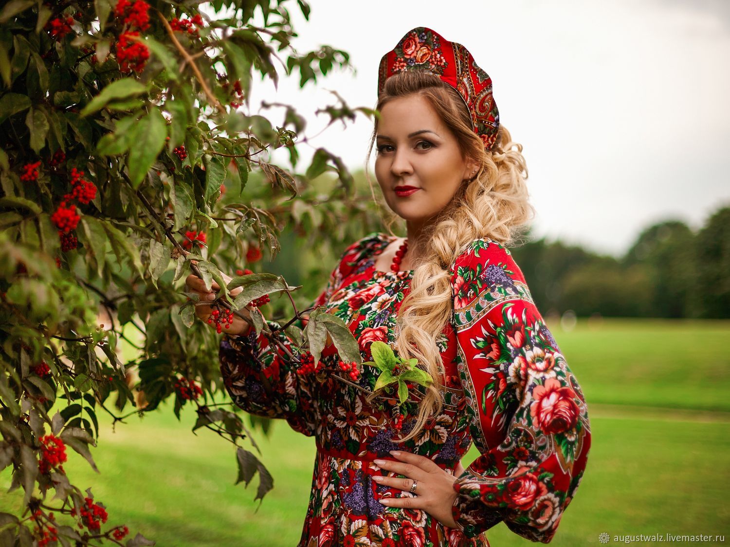 Women in Slavic costumes in Kermanshah