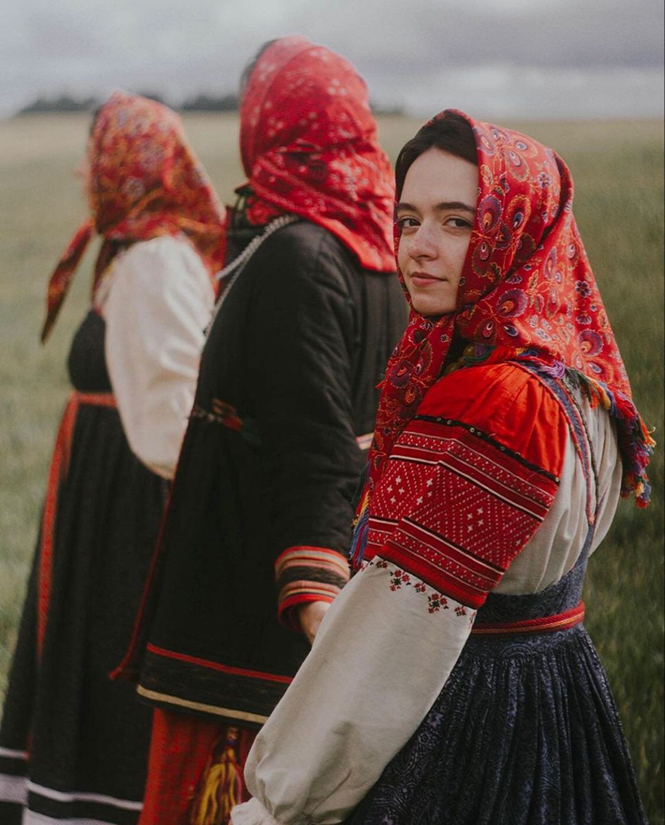 Women in Slavic costumes in Kermanshah