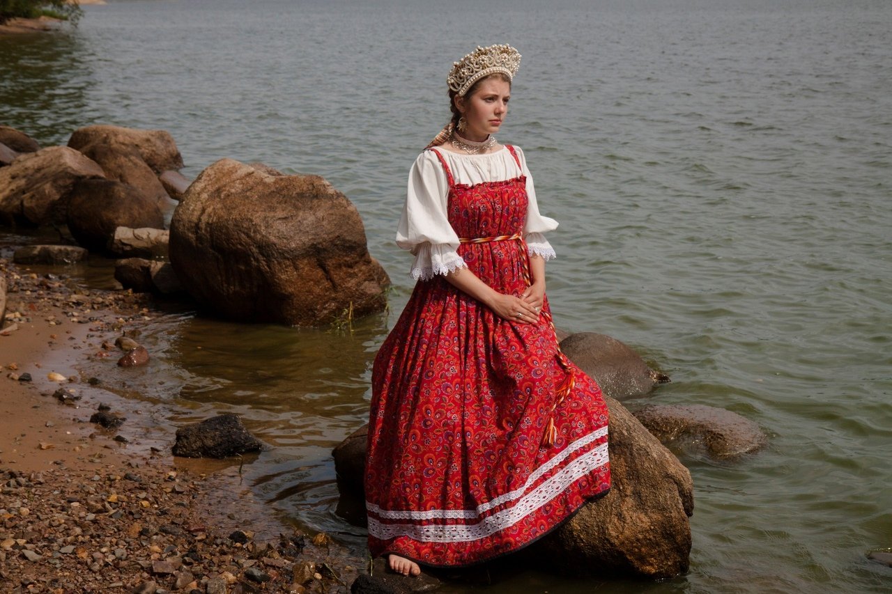 Women in Slavic costumes in Kermanshah