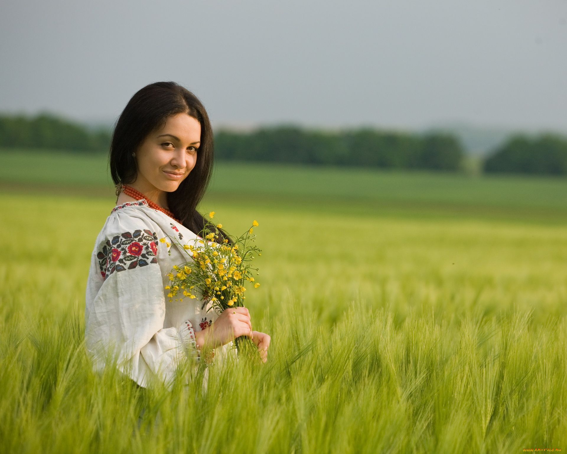 Women in Slavic costumes in Kermanshah