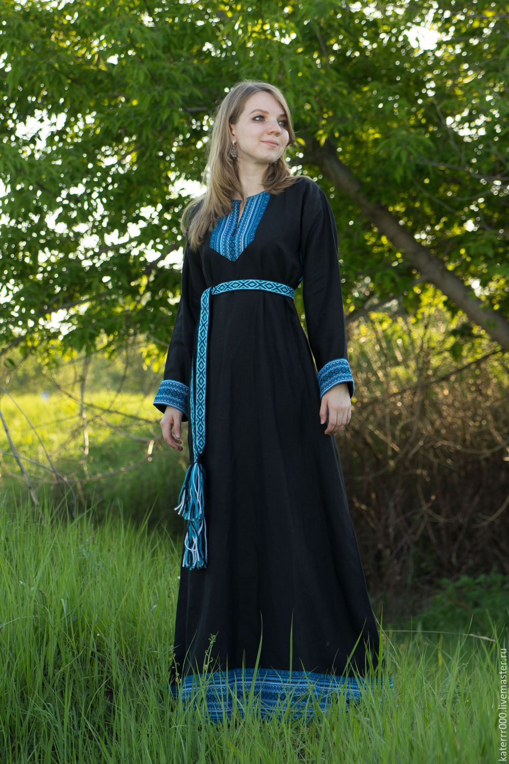 Women in Slavic costumes in Kermanshah