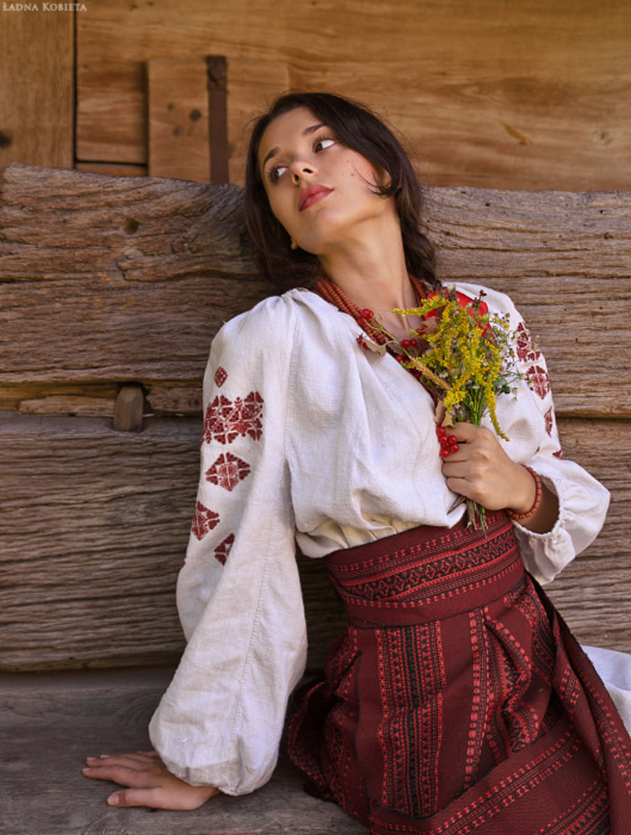Girls in Slavic costumes in Kermanshah