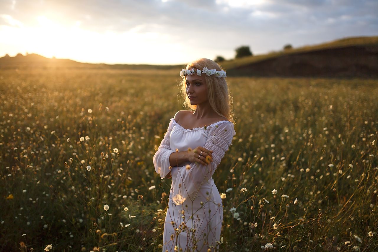 Girls in Slavic costumes in Kermanshah