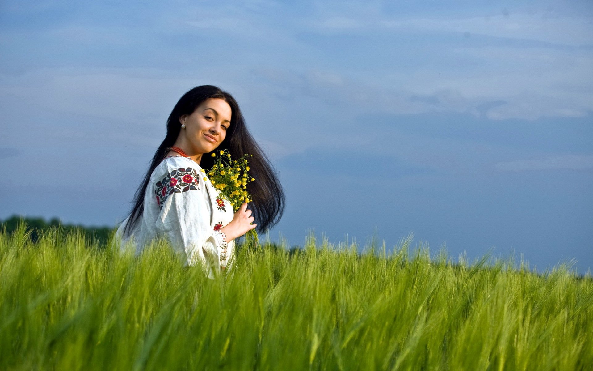 Girls in Slavic costumes in Kermanshah