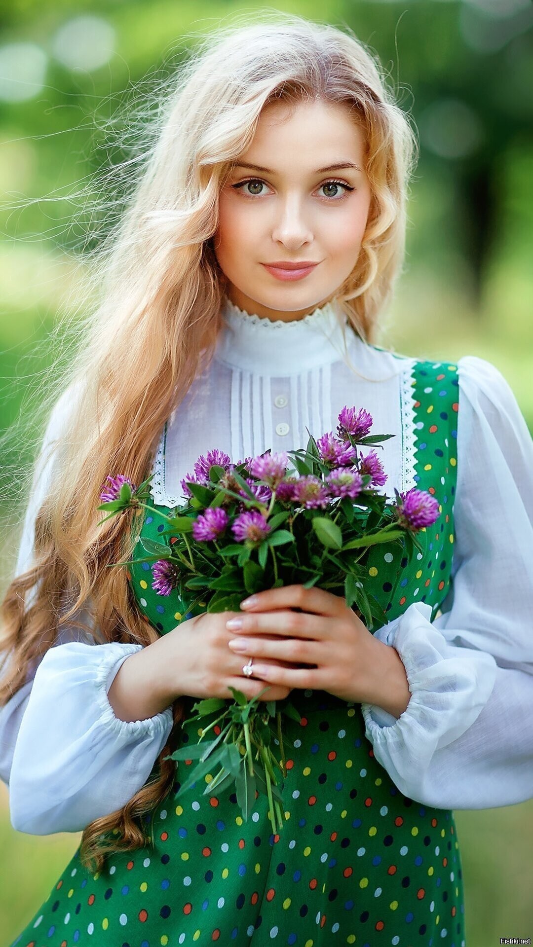 Girls in Slavic costumes in Kermanshah
