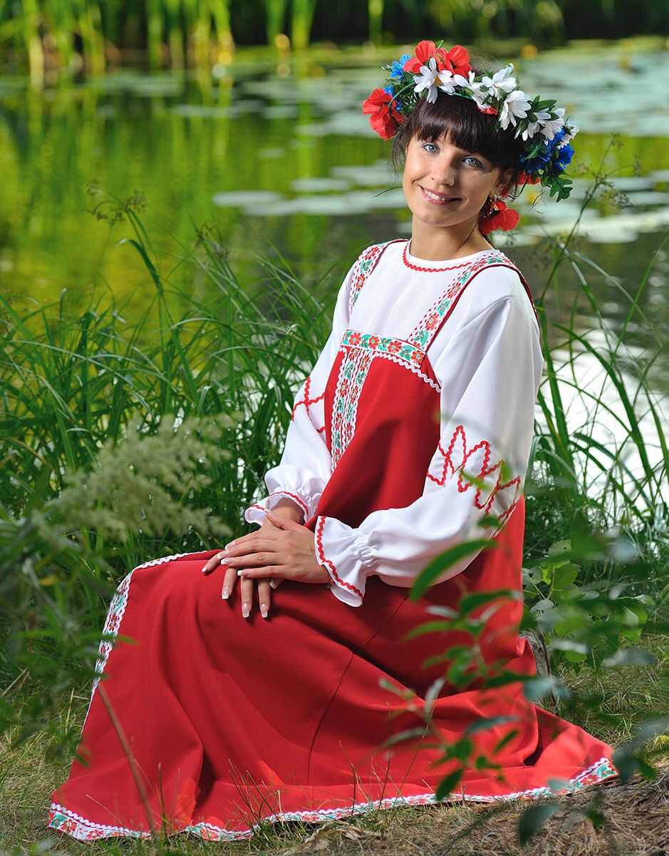 Beautiful girl Girls in Slavic costumes in Kermanshah