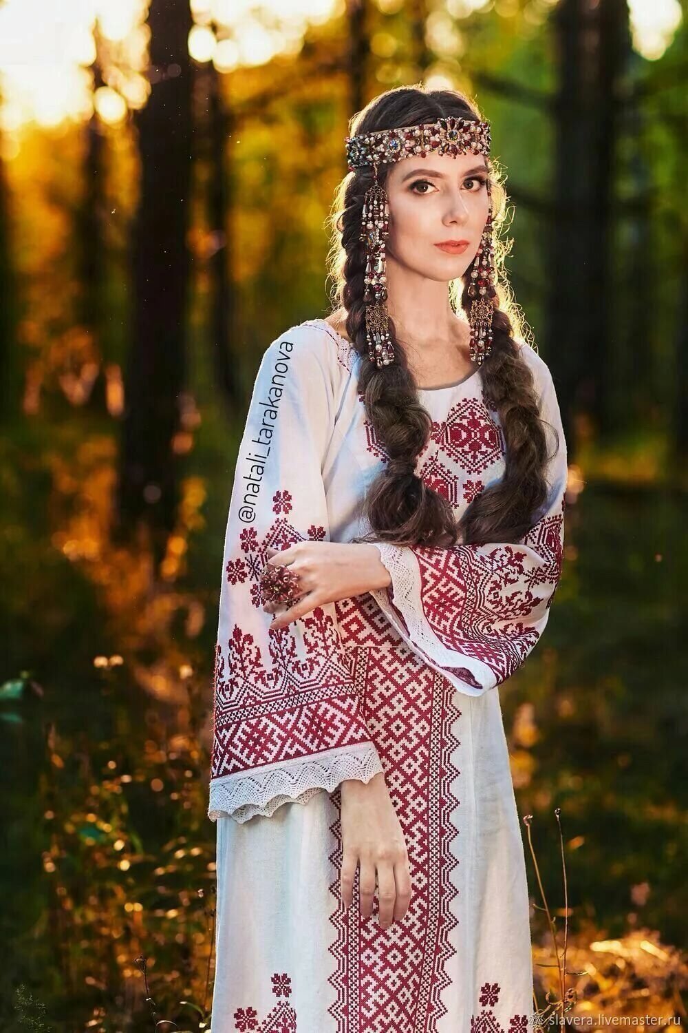 Girls in Slavic costumes in Kermanshah