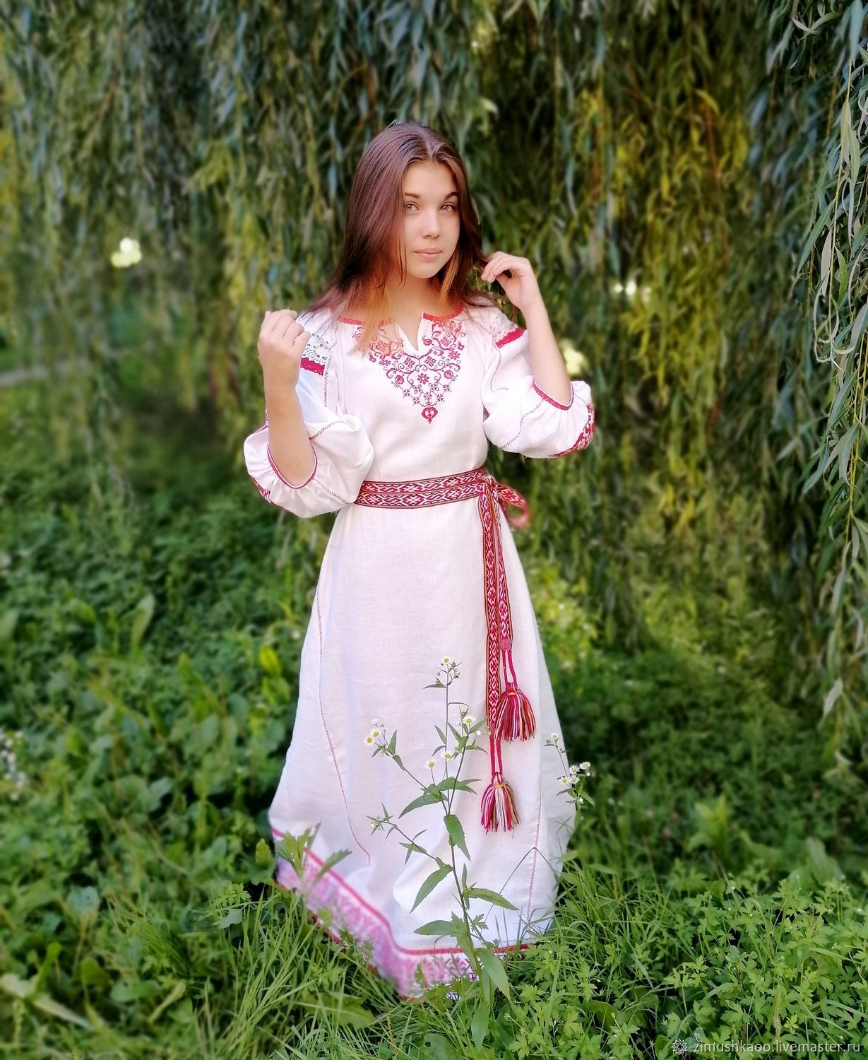 Girl Girls in Slavic costumes in Kermanshah